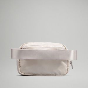 NWT Everywhere Belt Bag (1L) in White Opal